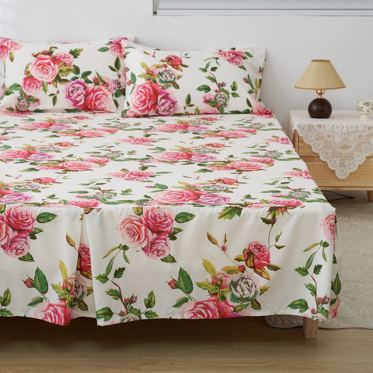 DaDa Bedding Romantic Roses Floral Bed Skirt - Matching Pink & White Ruffled Dust Ruffle for Quilted Coverlet Set - Lightweight & Breathable Polyester Bedskirt